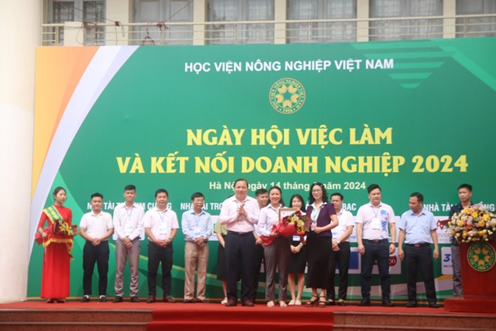 Hàng năm, Học viện Nông nghiệp Việt Nam tổ chức Ngày hội việc làm với sự tham gia của hàng trăm doanh nghiệp, giải quyết việc làm cho từ 4.000-6.000 người