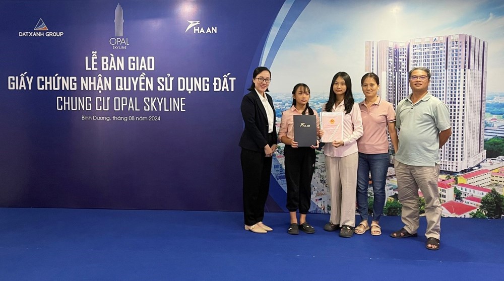 Cư dân Opal Skyline chính thức nhận bàn giao sổ hồng  - ảnh 1