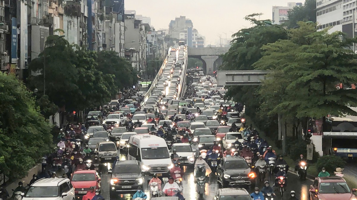 Hà Nội mưa từ đêm đến sáng, xe ùn tắc mọi ngả đường, người dân chật vật tìm đường tới công sở- Ảnh 13.