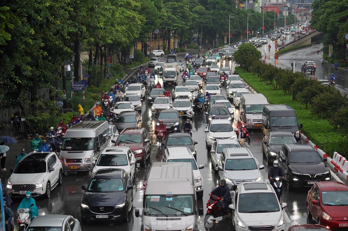 Hà Nội mưa từ đêm đến sáng, xe ùn tắc mọi ngả đường, người dân chật vật tìm đường tới công sở- Ảnh 7.