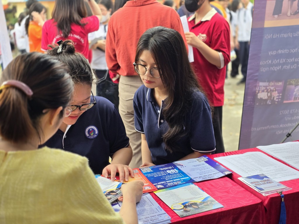 Nguyễn Bảo Vy, trường THPT Lê Văn Thiên tại gian hàng tư vấn tuyển sinh của trường ĐH Thủ đô Hà Nội