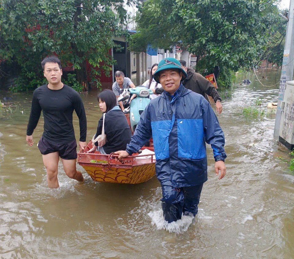 Lực lượng chức năng cùng phụ huynh dùng thuyền đưa học sinh đến trường