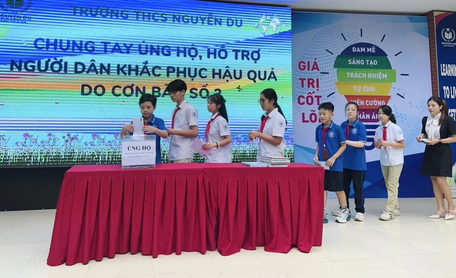 Học sinh trường THCS Nguyễn Du sẻ chia với người dân vùng lũ