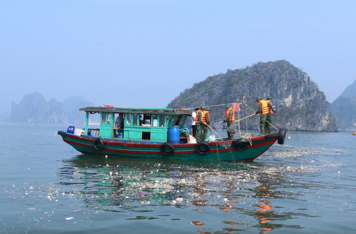 vinh ha long ngap rac sau bao yagi moi truong di san bi de doa nghiem trong hinh 1