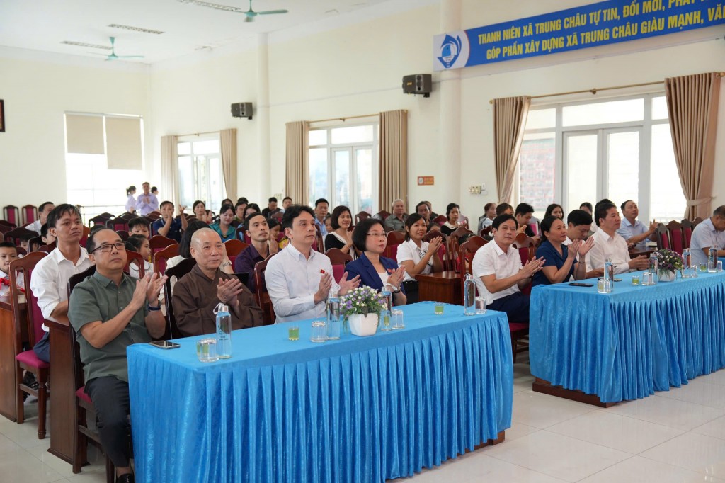 Trao yêu thương động viên học sinh vùng lũ Trung Châu