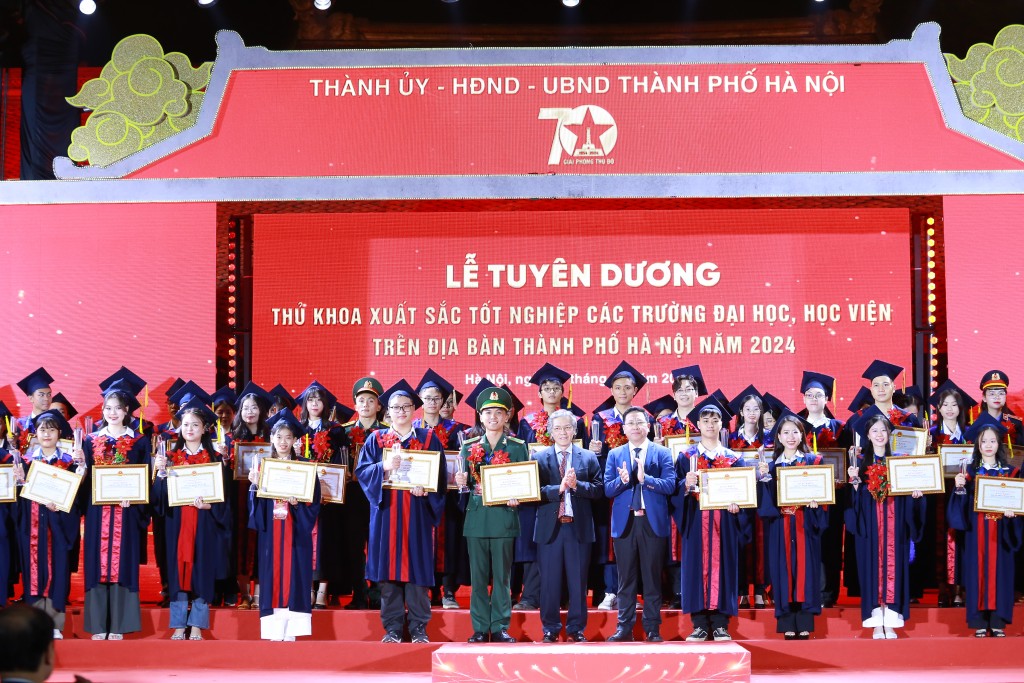 Vinh danh Thủ khoa xuất sắc tốt nghiệp trên địa bàn TP Hà Nội