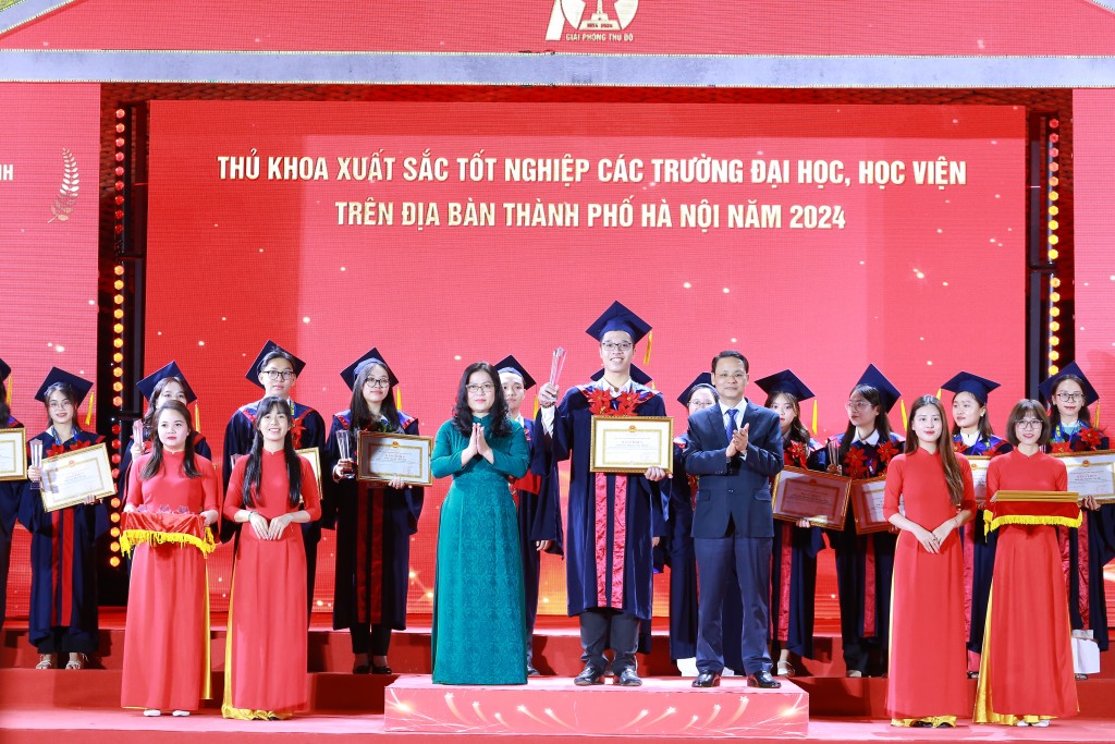 Vinh danh Thủ khoa xuất sắc tốt nghiệp trên địa bàn Thủ đô