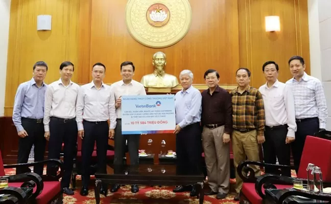 Ông Đỗ Văn Chiến, Ủy viên Bộ Chính trị, Bí thư Trung ương Đảng, Chủ tịch Ủy ban Trung ương MTTQ Việt Nam tiếp nhận ủng hộ từ Ngân hàng Vietinbank