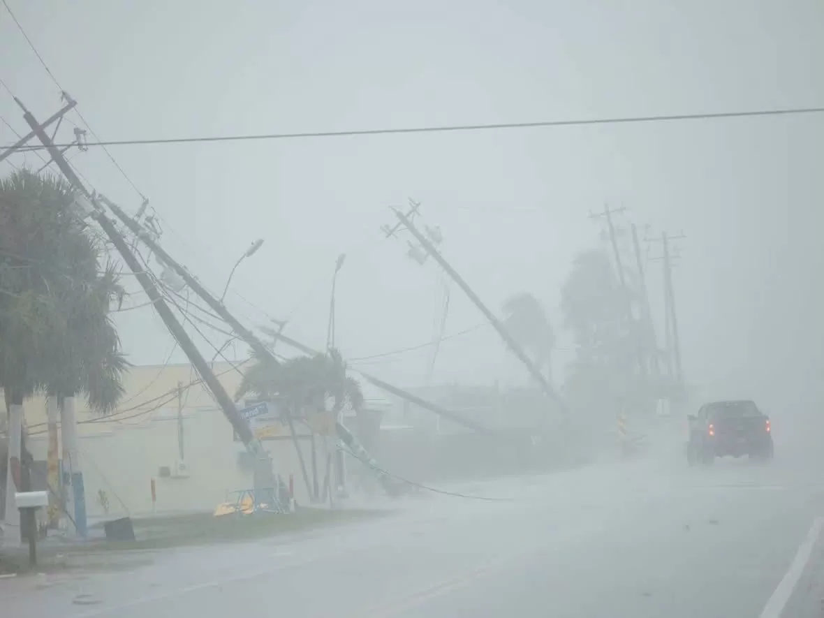 Mưa dữ dội kèm theo lốc xoáy và gió giật mạnh khiến Florida trở nên hoang tàn chỉ sau vài giờ bão Milton đổ bộ. Ảnh: CNN