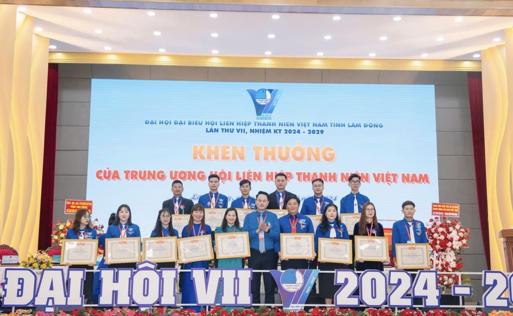 anh Nguyễn Kim Quy - Phó Chủ tịch thường trực Trung ương Hội LHTN Việt Nam tặng cờ thi đua, bằng khen cho tập thể và các cá nhân có thành tích trong nhiệm kỳ (Ảnh CTV)