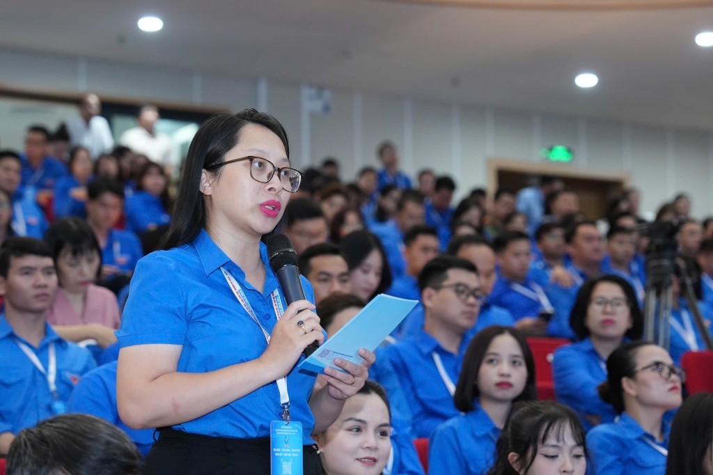 Đại biểu Trần Kim Huyền, Bí thư Quận đoàn, Chủ tịch Hội LHTN quận Hoàn Kiếm, Hà Nội chia sẻ tại hội nghị