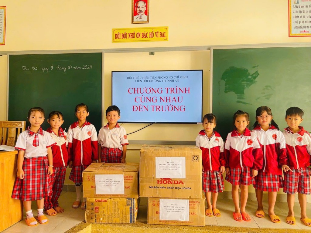 góp sức bằng việc động viên tinh thần, trao tặng đồ dùng học tập mới