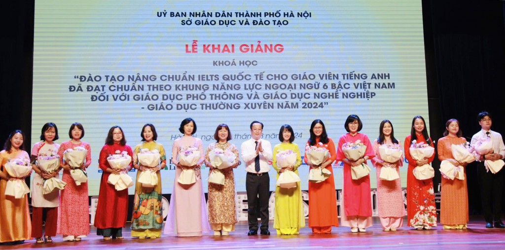 Giám đốc Sở GD&ĐT Hà Nội Trần Thế Cương tặng hoa các thành viên tham gia khóa bồi dưỡng, đào tạo, nâng chuẩn IELTS quốc tế cho giáo viên dạy tiếng Anh