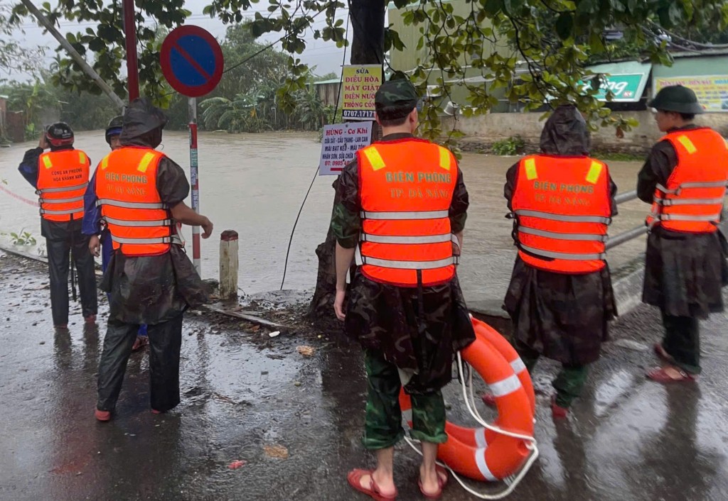 các lực lượng vũ trang bố trí sẵn sàng lực lượng trực chiến cùng với các phương tiện cứu hộ cứu nạn tại khu vực xung yếu