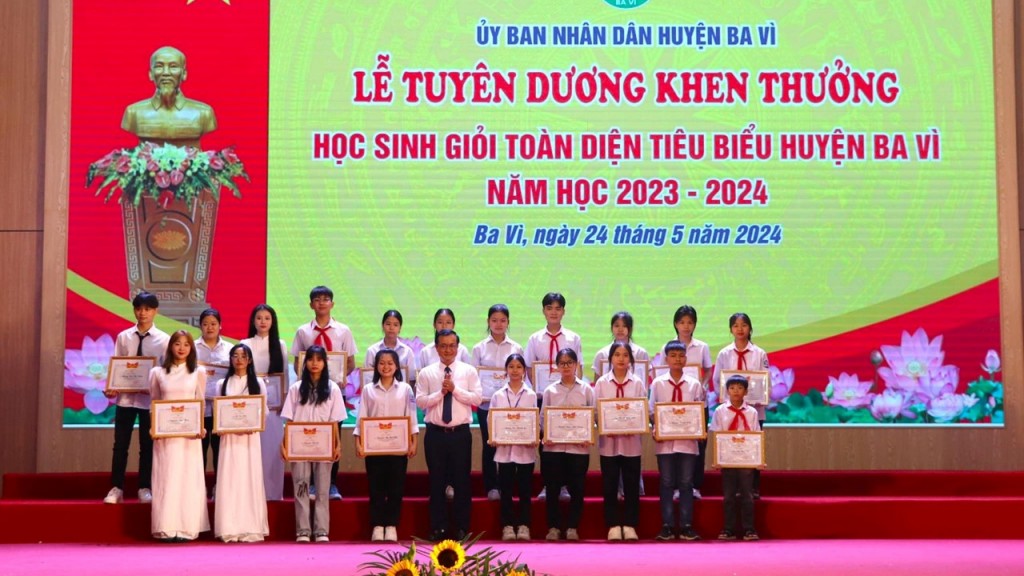 Huyện Ba Vì khen thưởng học sinh có thành tích xuất sắc năm học 2023 – 2024