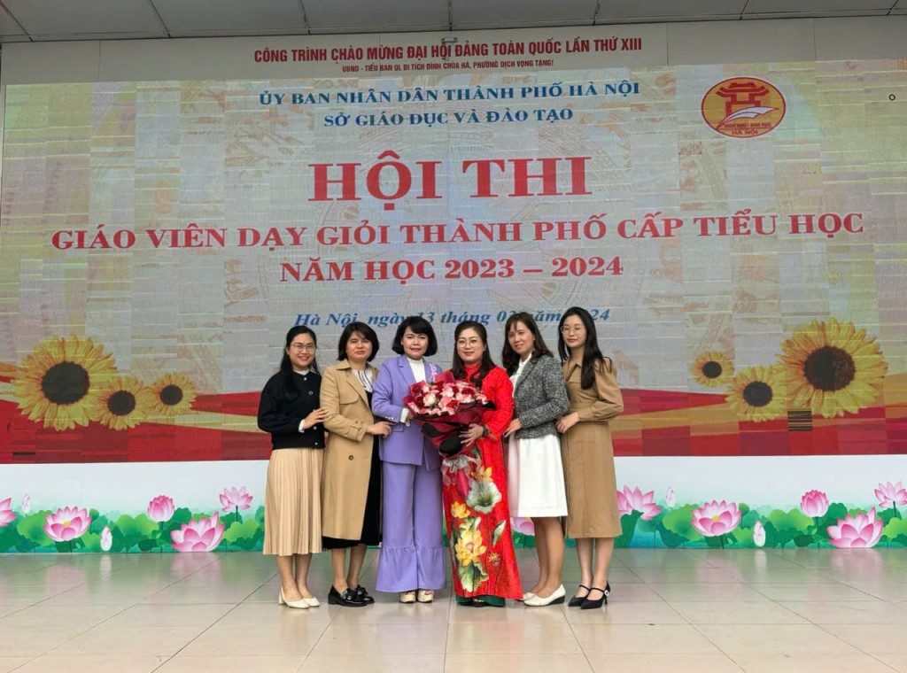 Đại diện Phòng GD&ĐT quận Hoàng Mai và BGH Trường Tiểu học Linh Đàm chúc mừng cô giáo Nguyễn Khánh Ly đạt thành tích cao trong kỳ thi Giáo viên dạy giỏi cấp TP năm học 2023 - 2024