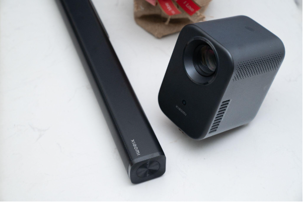 Giải trí cuối năm cùng cặp đôi Xiaomi Soundbar 2.0ch và Xiaomi Smart Projector L1- Ảnh 1. Giải trí cuối năm cùng cặp đôi Xiaomi Soundbar 2.0ch và Xiaomi Smart Projector L1- Ảnh 1.
