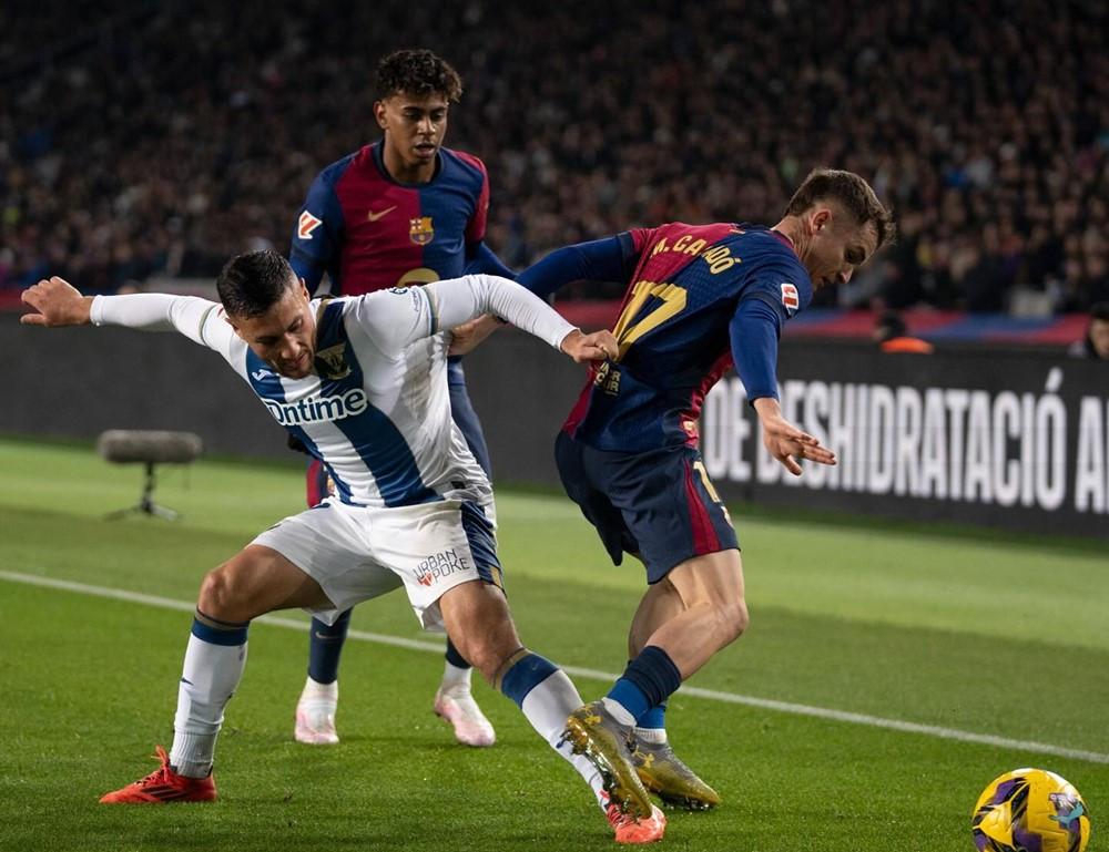 barca thua soc truoc doi bong tru hang o la liga 2024 25 hinh 1