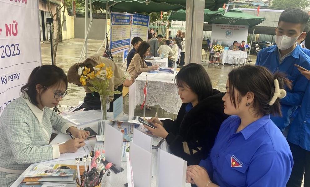 trung tam dich vu viec lam thanh hoa ket noi doanh nghiep va nguoi lao dong hinh 1
