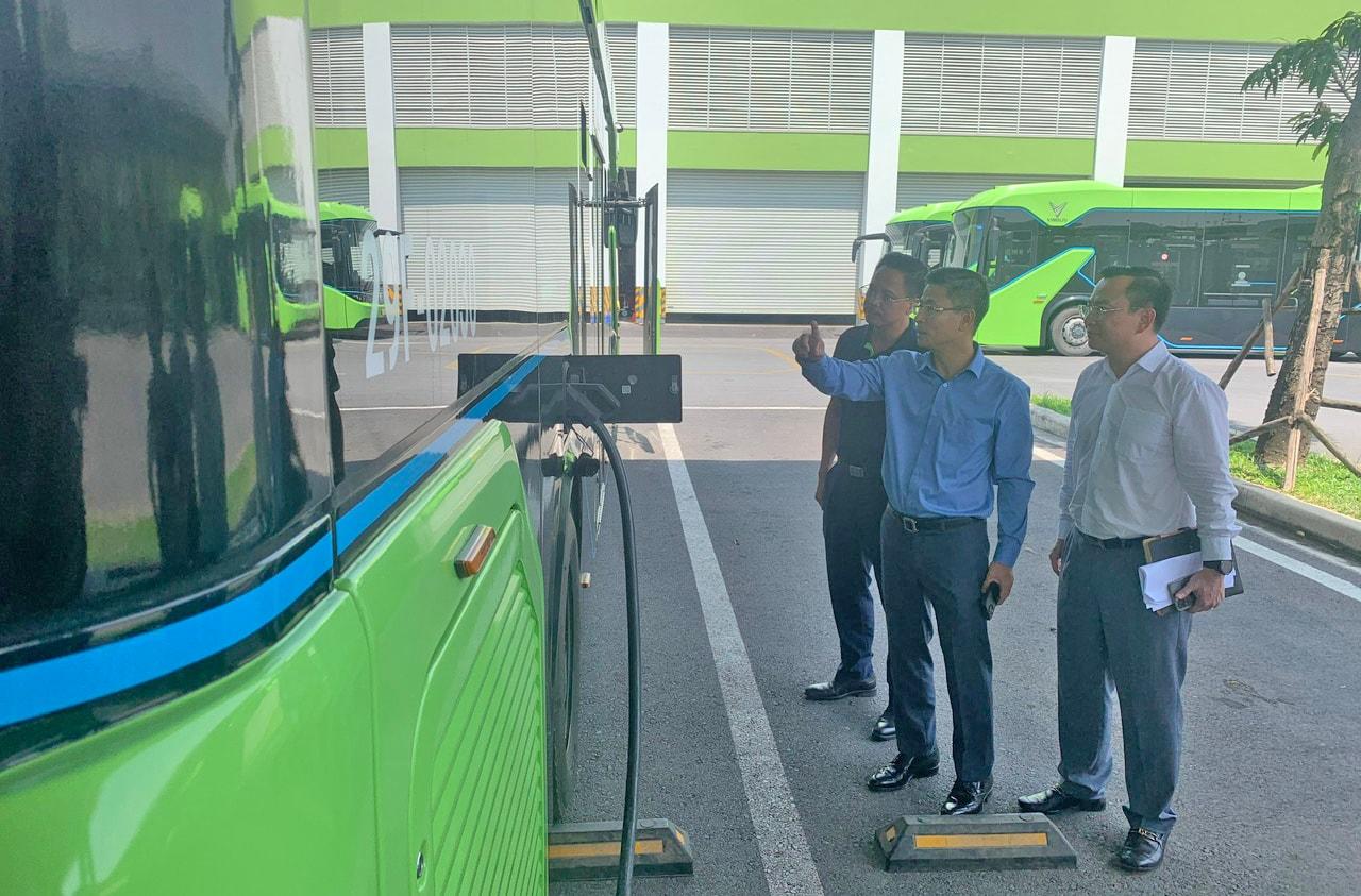 lanh-dao-so-giao-thong-van-tai-ha-noi-kiem-tra-ha-tang-tram-sac-xe-buyt-dien-vinbus..jpg