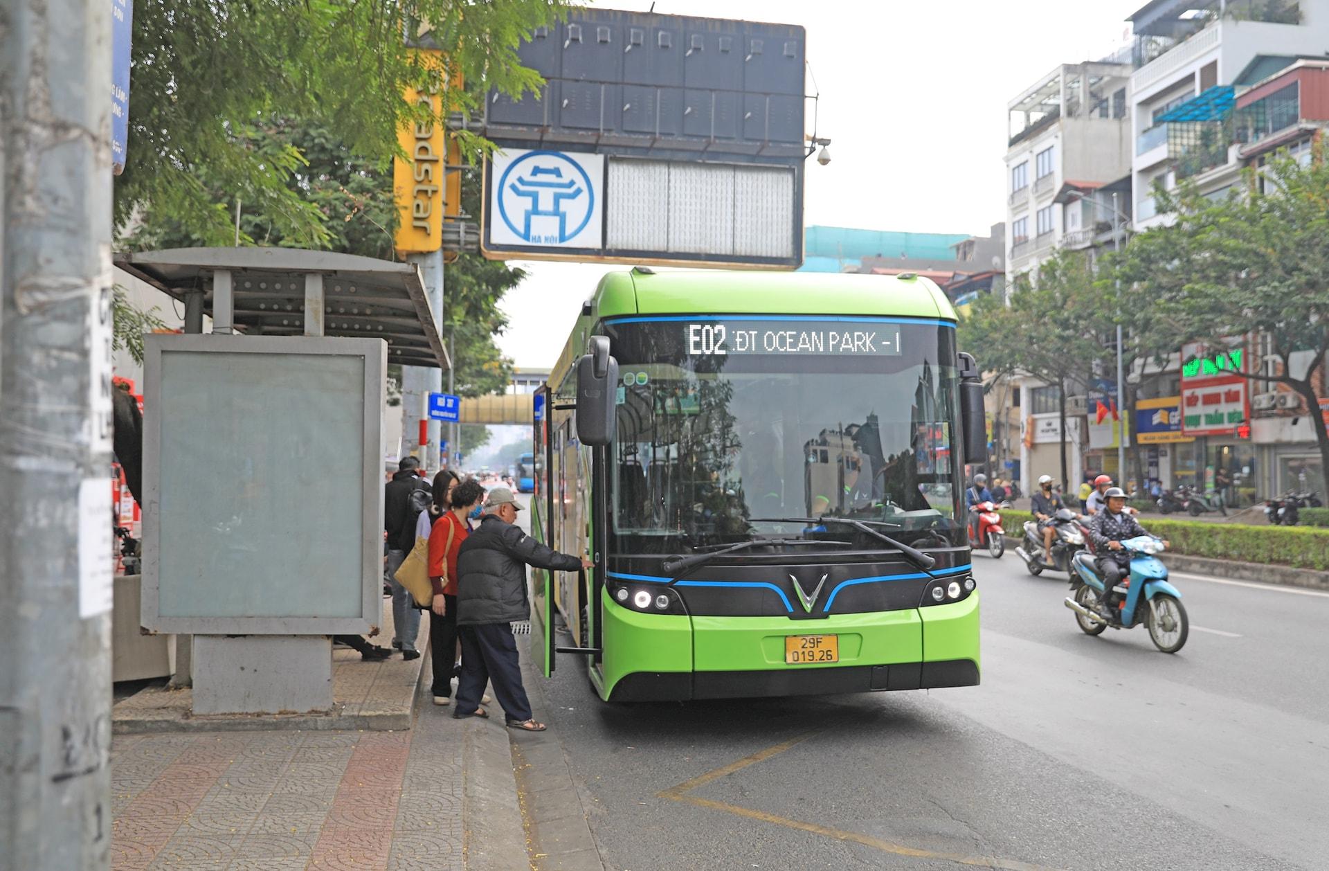 xe-buyt-dien-don-tra-khach-tai-diem-dung-do-tren-duong-nguyen-van-cu-quan-long-bien-.-anh-nguyen-quang.jpg