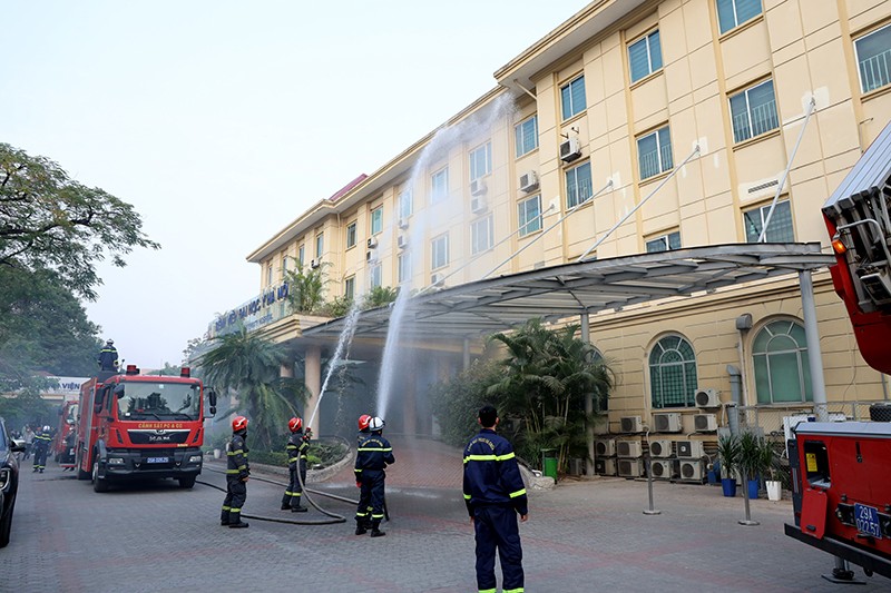 Đội Cảnh sát PCCC và CNCH Công an quận Đống Đa phối hợp tổ chức thực tập phương án chữa cháy, cứu nạn với nhiều lực lượng tham gia tại Bệnh viện Đại học Y Hà Nội