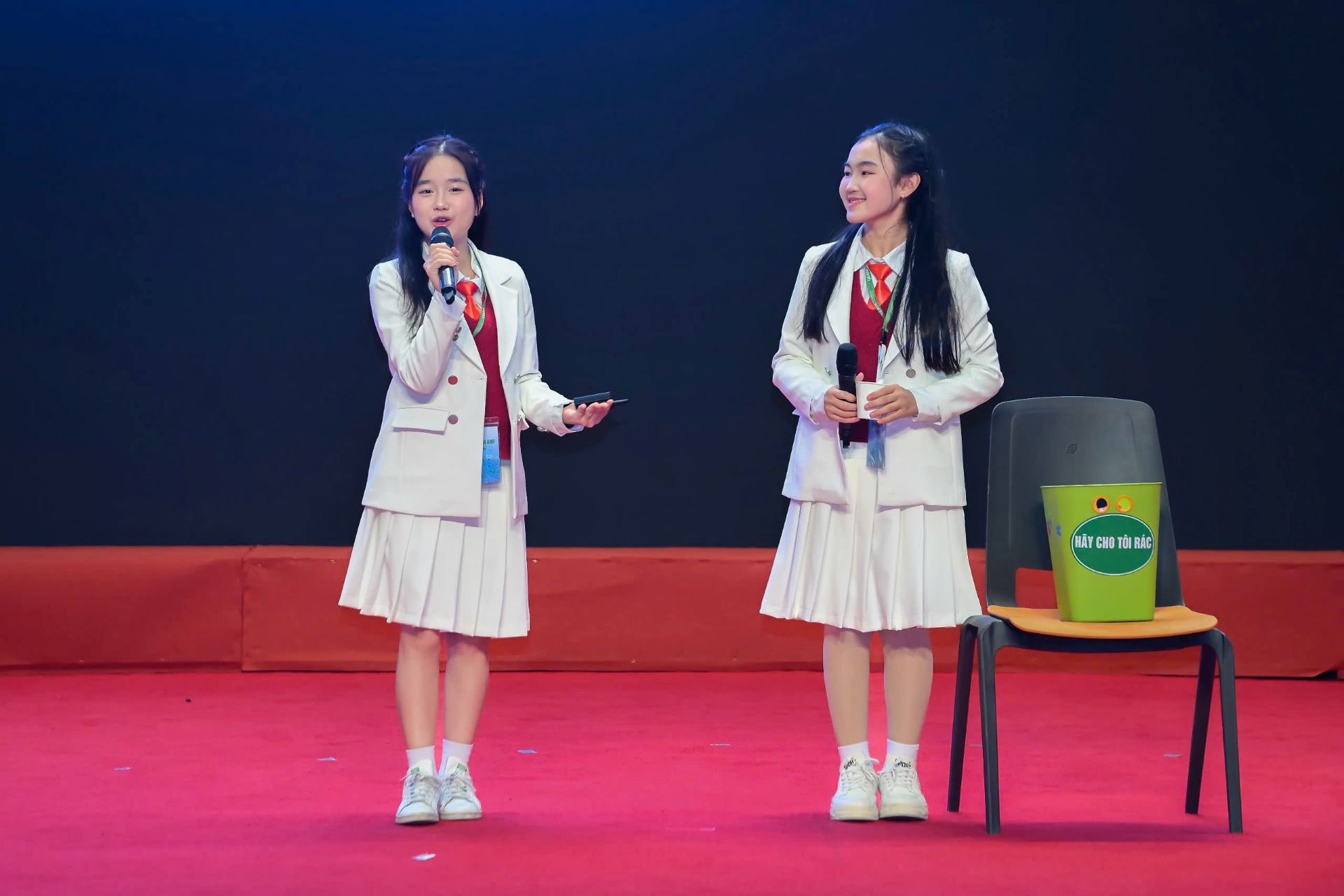 dung ai day hoc sinh bo rac dung cho rinh giai thuong hon 3 ty dong hinh 2