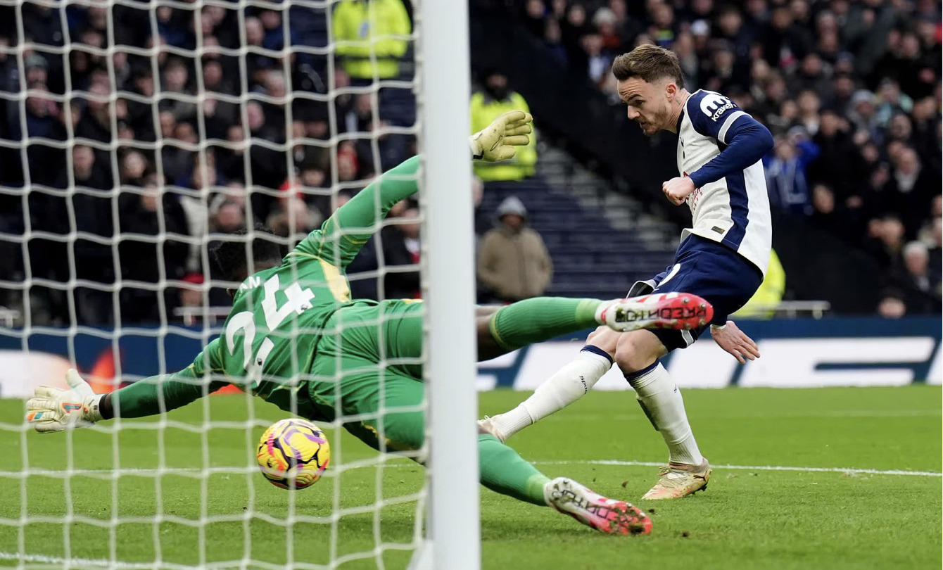 maddison ruc sang tottenham day mu xuong vi tri thu 15 hinh 1