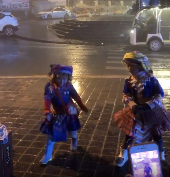 tre em mac trang phuc dan toc nhay nhot de xin tien lanh dao thi xa sa pa noi gi hinh 2