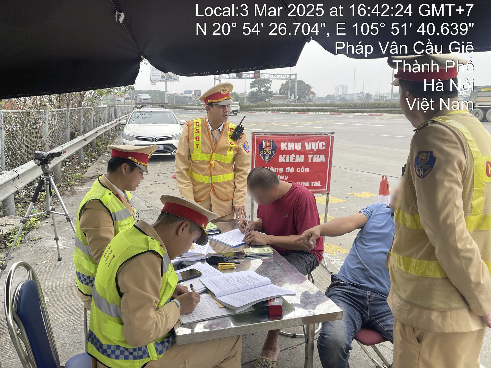 vi pham nong do con gap 2 lan muc kich khung tai xe lai xe container bi phat 35 trieu dong hinh 1