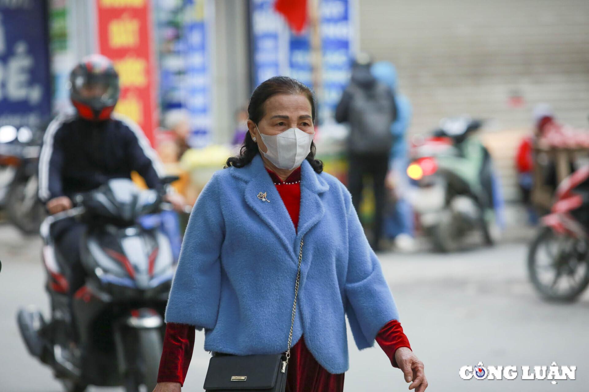 nhiet do ha noi giam xuong con 13 do c nguoi dan co ro di chuyen tren duong hinh 7