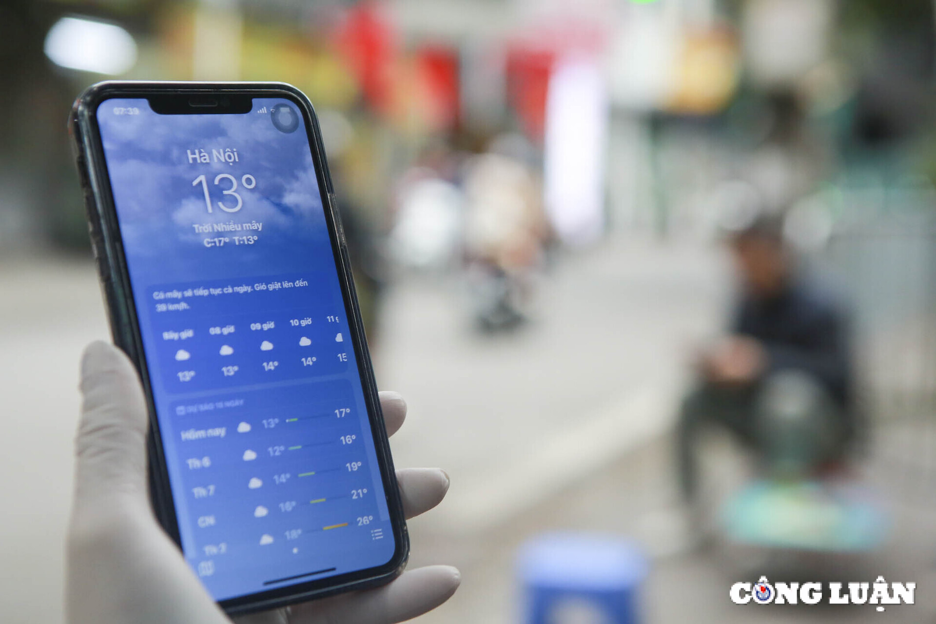 nhiet do ha noi giam xuong con 13 do c nguoi dan co ro di chuyen tren duong hinh 4