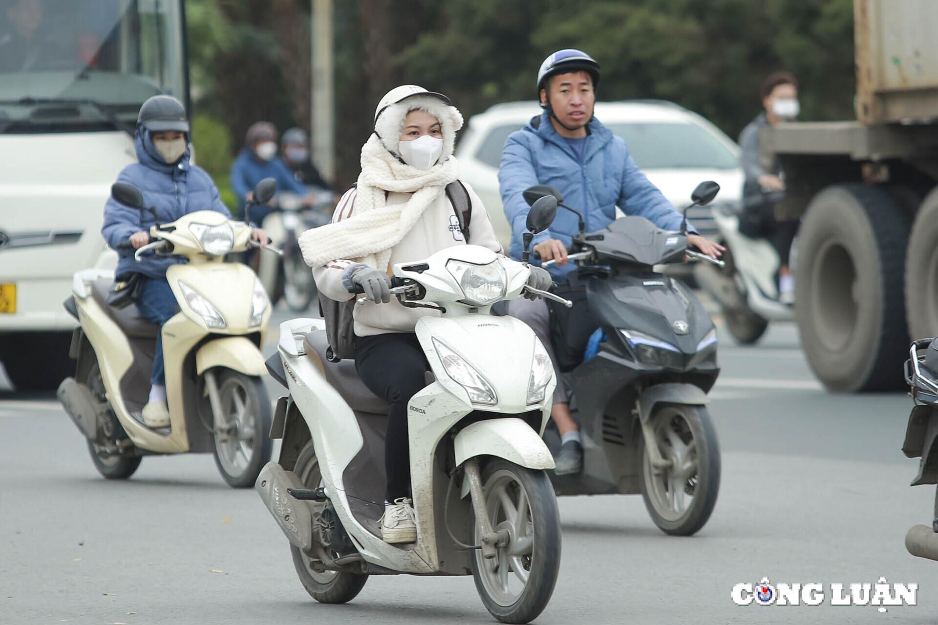 nhiet do ha noi giam xuong con 13 do c nguoi dan co ro di chuyen tren duong hinh 2