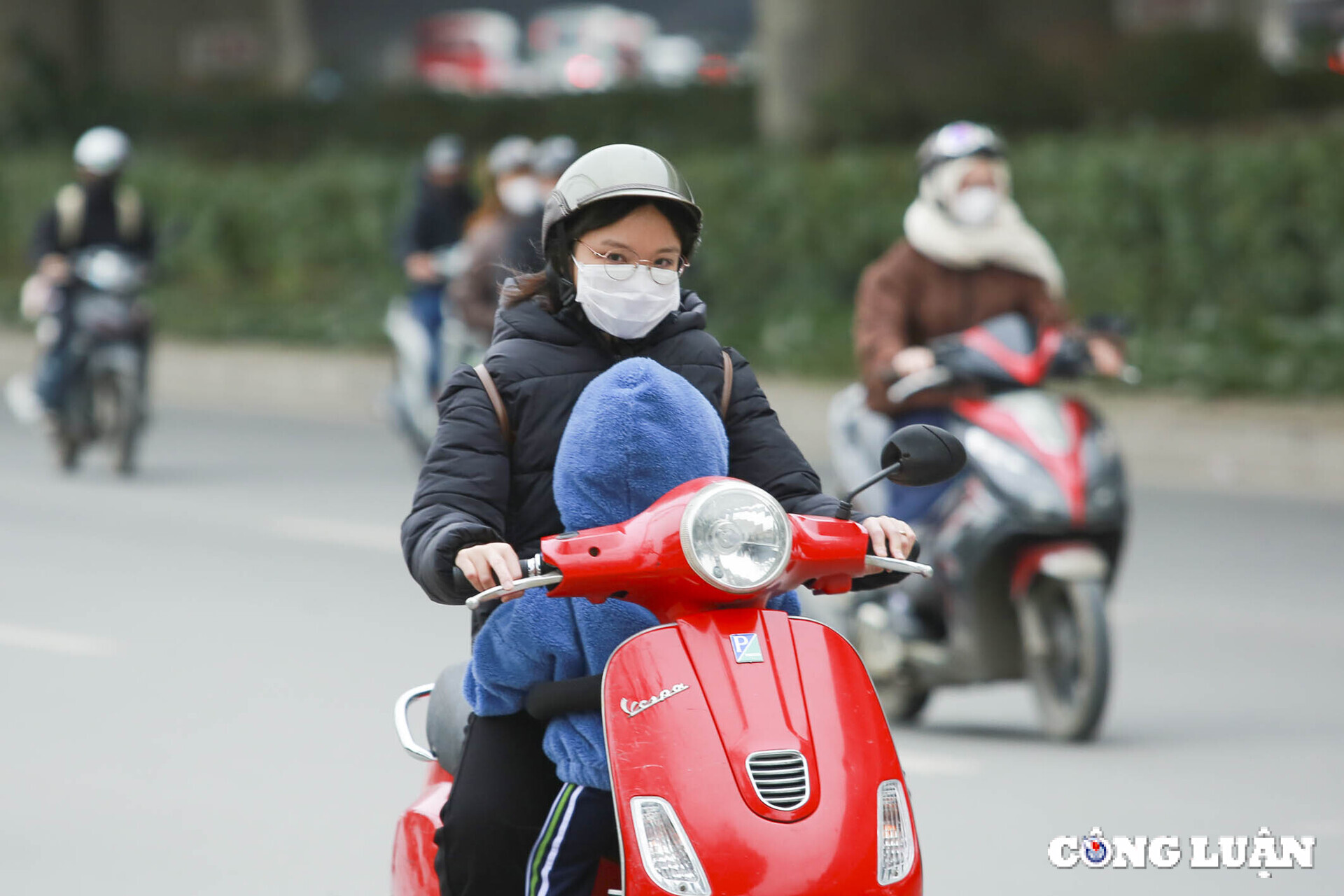 nhiet do ha noi giam xuong con 13 do c nguoi dan co ro di chuyen tren duong hinh 6