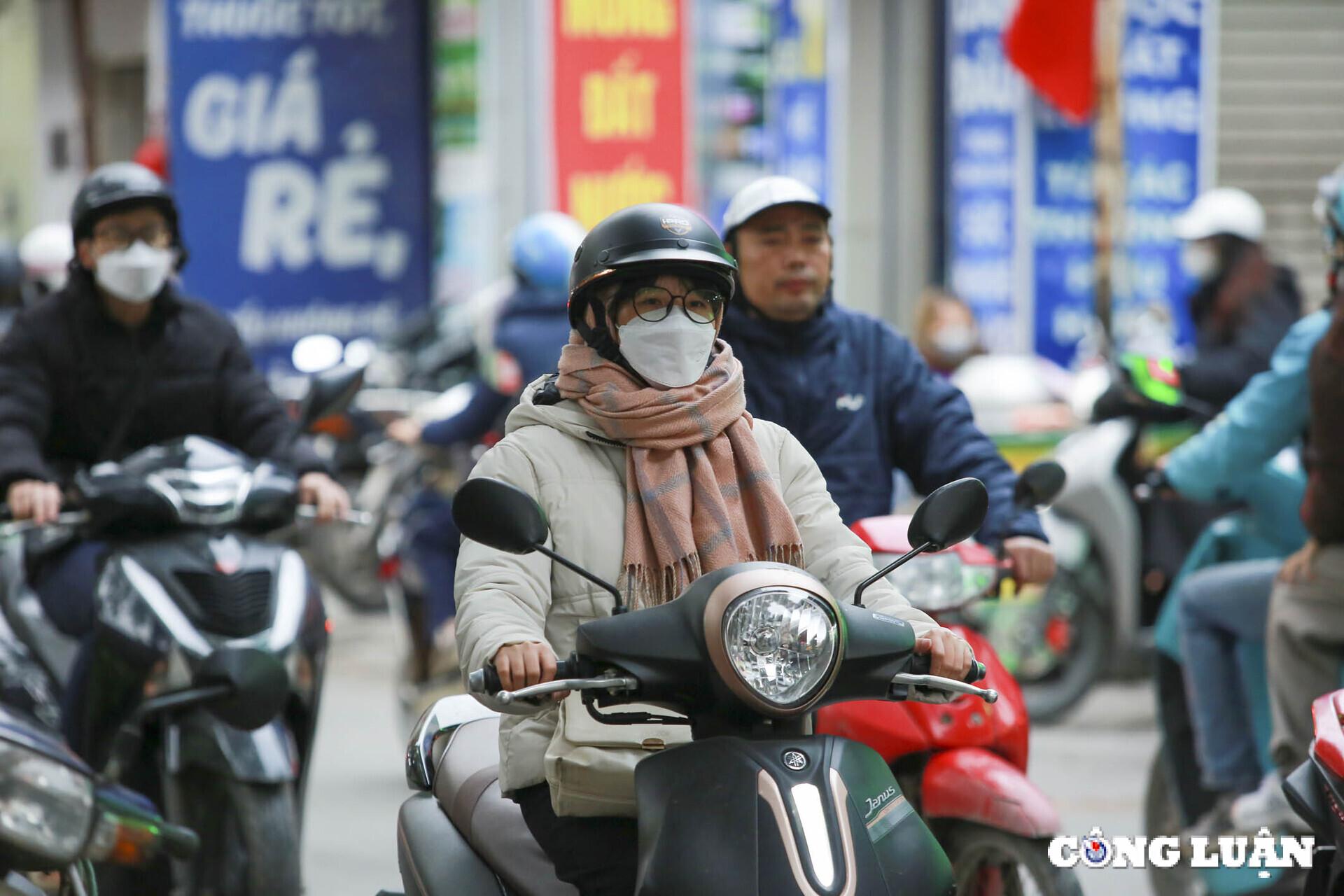 nhiet do ha noi giam xuong con 13 do c nguoi dan co ro di chuyen tren duong hinh 3