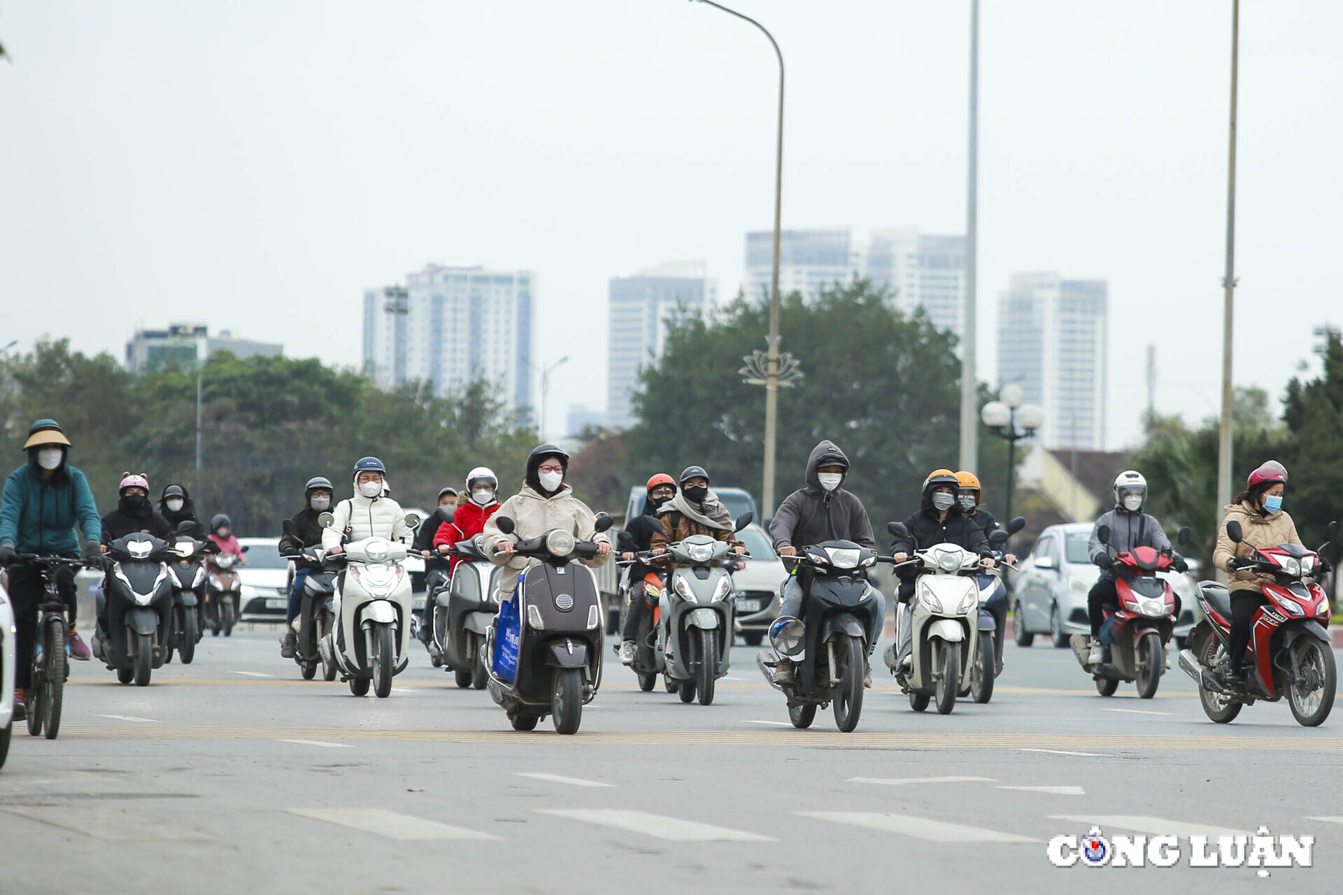 nhiet do ha noi giam xuong con 13 do c nguoi dan co ro di chuyen tren duong hinh 1