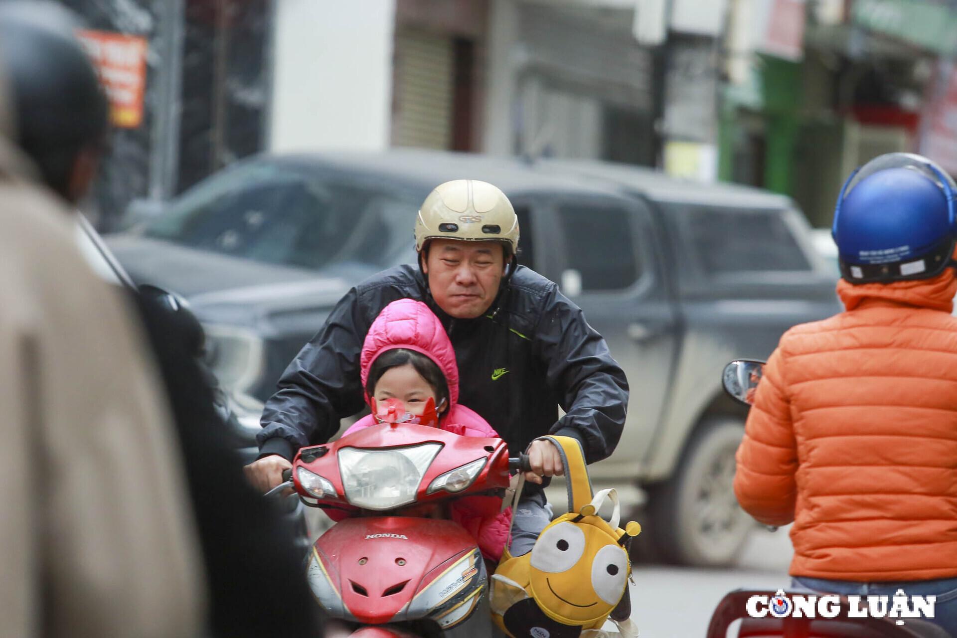 nhiet do ha noi giam xuong con 13 do c nguoi dan co ro di chuyen tren duong hinh 5