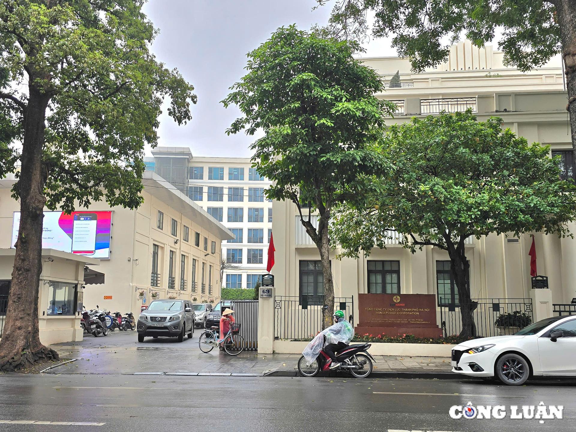 phia dong ho guom se la khu quang truong cong vien dac biet hinh 2