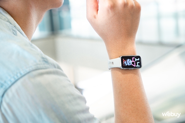 Smartband giờ rẻ quá, ai cũng nên có một cái: Món đầu tiên gọi tên thương hiệu đã quá quen thuộc với người Việt, giá sale chỉ khoảng 700.000 đồng- Ảnh 2. Smartband giờ rẻ quá, ai cũng nên có một cái: Món đầu tiên gọi tên thương hiệu đã quá quen thuộc với người Việt, giá sale chỉ khoảng 700.000 đồng- Ảnh 2.