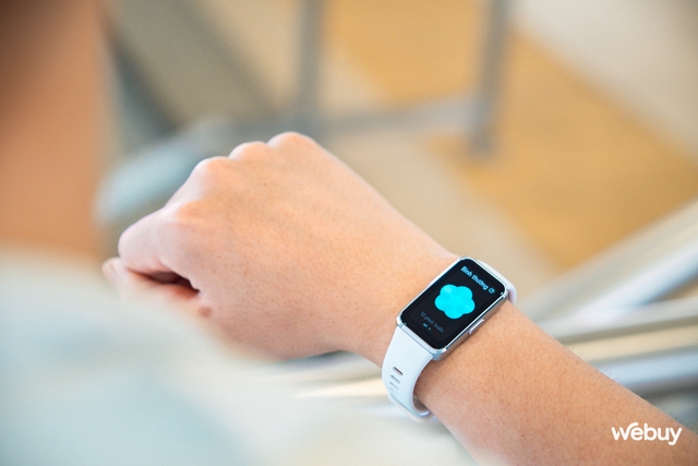Smartband giờ rẻ quá, ai cũng nên có một cái: Món đầu tiên gọi tên thương hiệu đã quá quen thuộc với người Việt, giá sale chỉ khoảng 700.000 đồng- Ảnh 1. Smartband giờ rẻ quá, ai cũng nên có một cái: Món đầu tiên gọi tên thương hiệu đã quá quen thuộc với người Việt, giá sale chỉ khoảng 700.000 đồng- Ảnh 1.