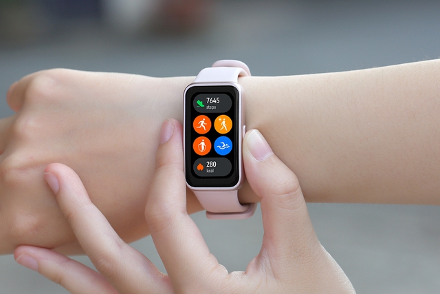Smartband giờ rẻ quá, ai cũng nên có một cái: Món đầu tiên gọi tên thương hiệu đã quá quen thuộc với người Việt, giá sale chỉ khoảng 700.000 đồng- Ảnh 3. Smartband giờ rẻ quá, ai cũng nên có một cái: Món đầu tiên gọi tên thương hiệu đã quá quen thuộc với người Việt, giá sale chỉ khoảng 700.000 đồng- Ảnh 3.