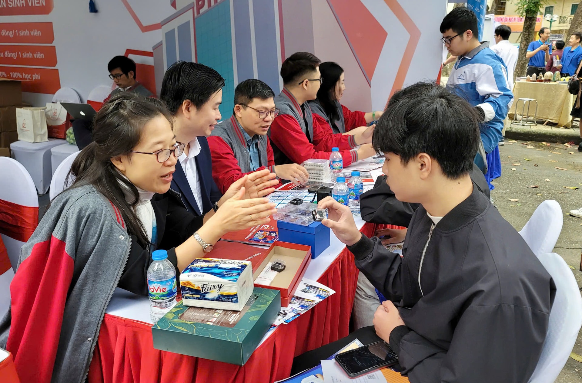 Thí sinh dự nghe tư vấn tuyển sinh đại học năm 2025 tại ĐH Bách khoa Hà Nội. Ảnh: Lê Nguyễn