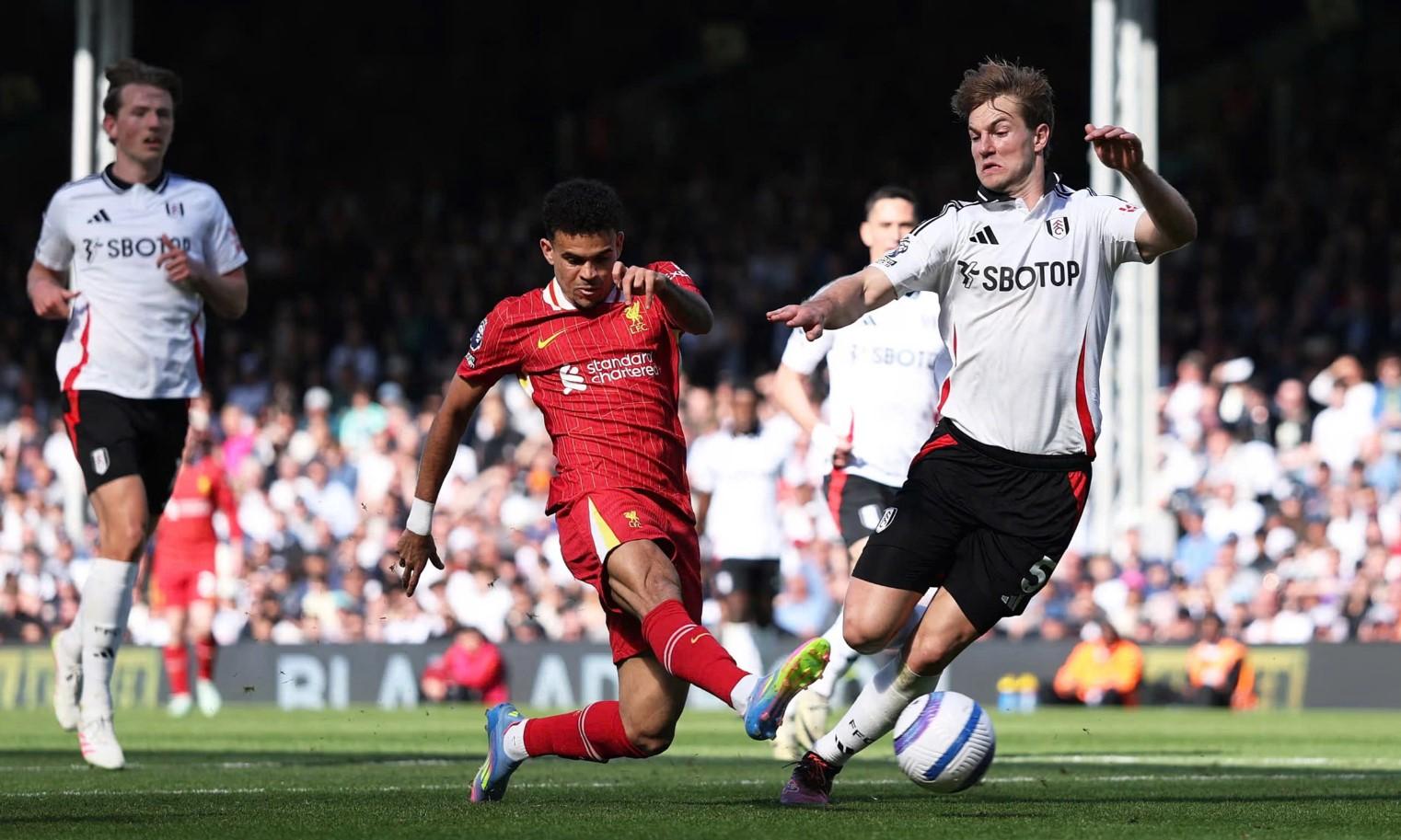 liverpool guc nga truoc fulham tottenham tien southampton xuong hang hinh 1