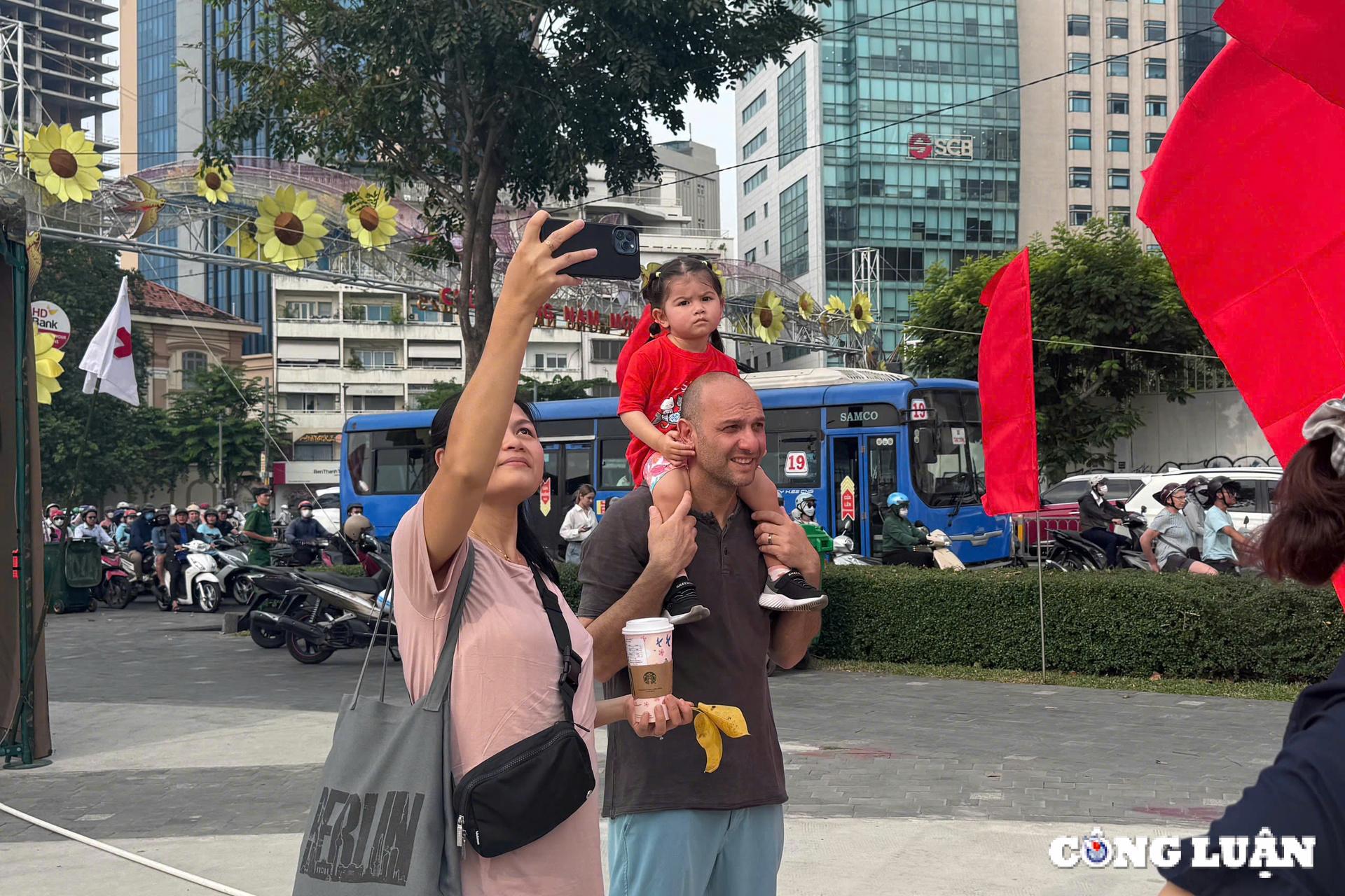 nguoi dan tp hcm thich thu xem dien tap khai hoa dan dai bac phuc vu dai le 30 4 hinh 6