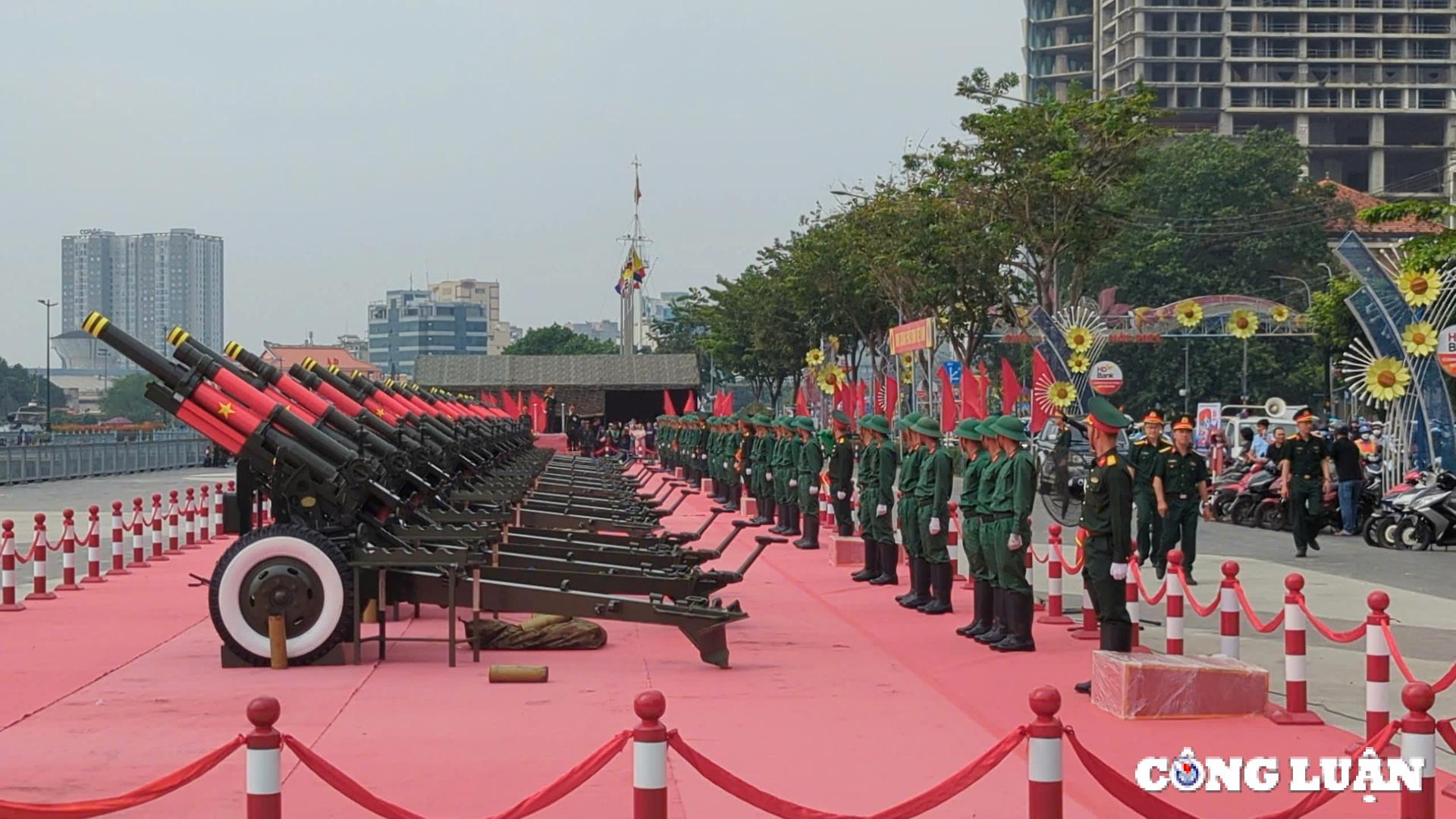 nguoi dan tp hcm thich thu xem dien tap khai hoa dan dai bac phuc vu dai le 30 4 hinh 4