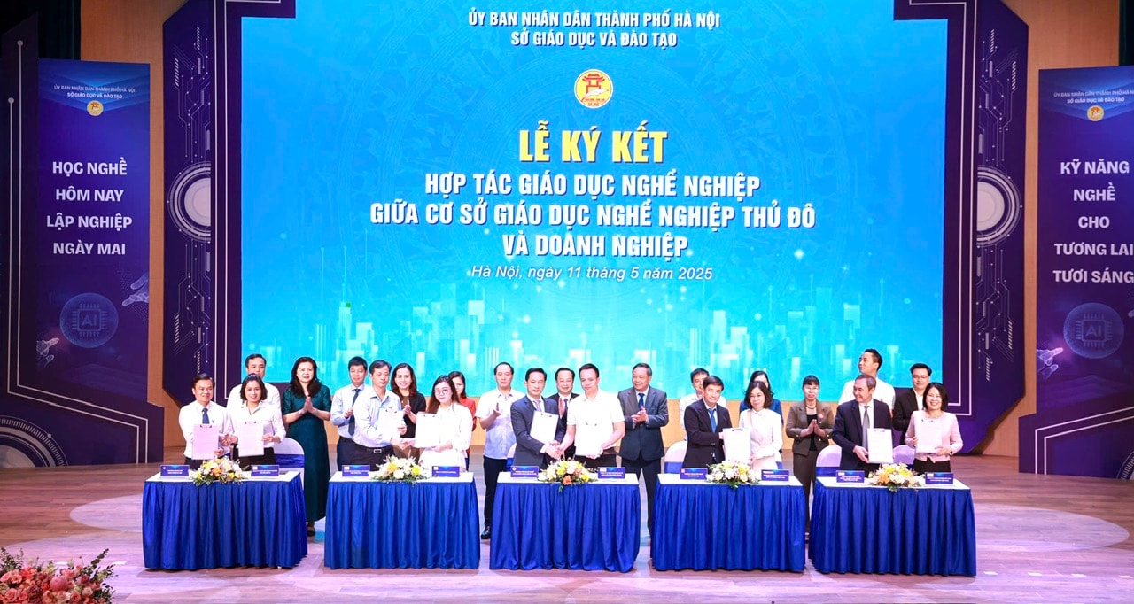 Phó Bí thư Thường trực Thành ủy Nguyễn Văn Phong chứng kiến lễ ký kết hợp tác giữa các cơ sở giáo dục và doanh nghiệp. Ảnh: Lê Nguyễn