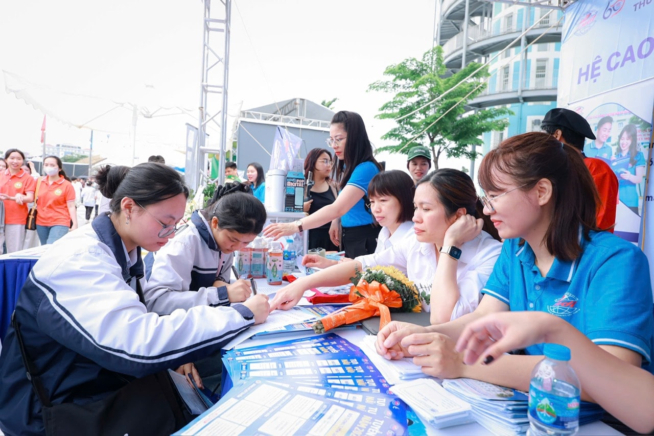 Các gian tư vấn thu hút học sinh. Ảnh: Lê Nguyễn