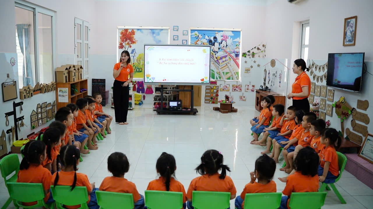 Giờ dạy của cô giáo Trường Mầm non Hồng Hà (xã Hồng Hà, huyện Đan Phượng) hấp dẫn, thu hút học sinh hơn khi sử dụng bài giảng điện tử. Ảnh: Nguyễn Bền