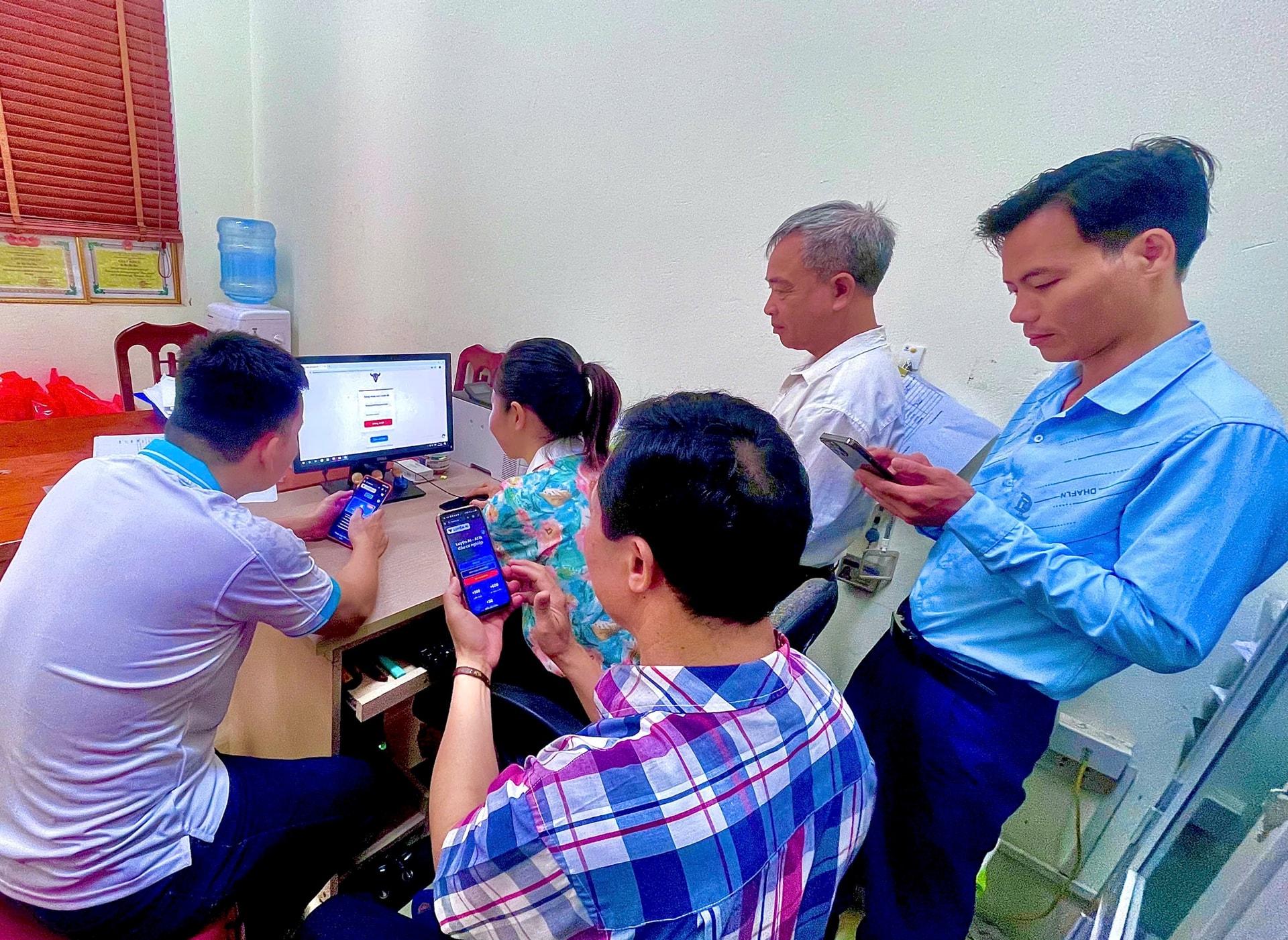 Các cán bộ, công chức xã Trung Châu (huyện Đan Phượng) thực hành các ứng dụng AI trong xử lý, điều hành công việc. Ảnh: Nguyễn Bền