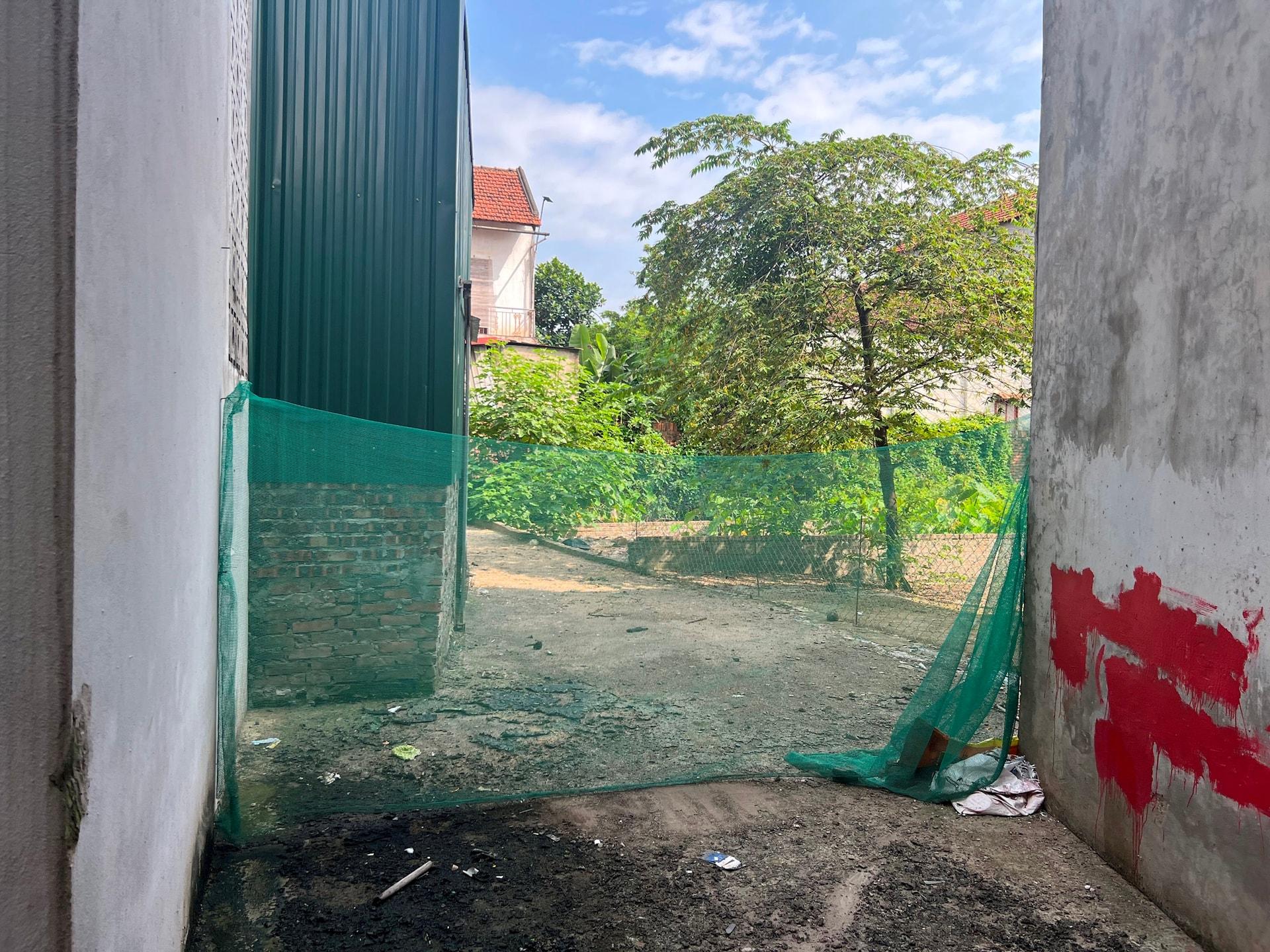 Dù được nhiều lần đề nghị tháo dỡ công trình vi phạm nhưng hộ ông Hưng không thực hiện, còn quây lưới để thả gà. Ảnh: TH